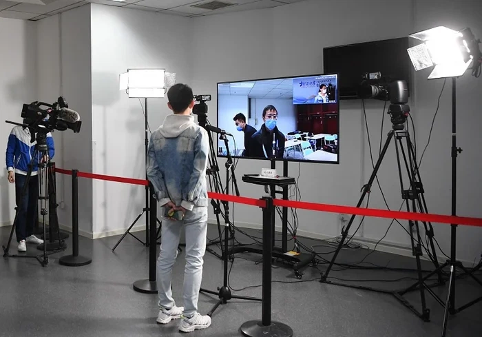 体育明星赛后接受媒体采访现场